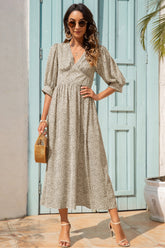 Bedrucktes Kleid mit mittellangen Ärmeln und V-Ausschnitt