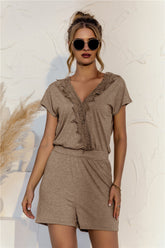 Mono de patchwork de encaje cruzado con cuello en V