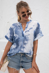 Camisa de gasa con cuello en V y estampado tie-dye