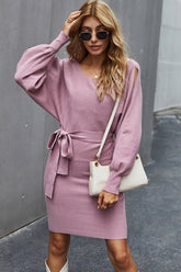 Strickkleid mit V-Ausschnitt und Hüftwickel