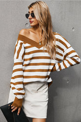 Camiseta de rayas con cuello en V y hombros descubiertos