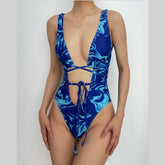 Einteiliger Badeanzug mit V-Ausschnitt und selbstbindendem Hohlsaum und Wellenmuster