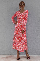 Langärmliges Kleid mit V-Ausschnitt, bedrucktem Taillenschlitz