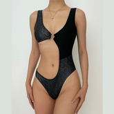 Traje de baño de una pieza con aros en forma de O y parches calados en contraste