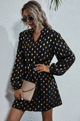 Langärmliges Kleid mit V-Ausschnitt und Polka Dot