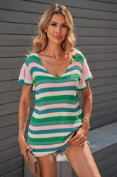 Camiseta de punto a rayas con cuello en V