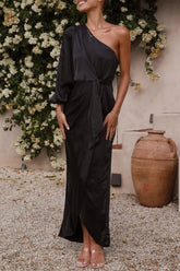 Elegante vestido irregular con cuello oblicuo asimétrico y frenillo sólido