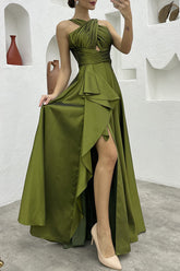 Elegante vestido de noche formal con cuello halter asimétrico y abertura sólida