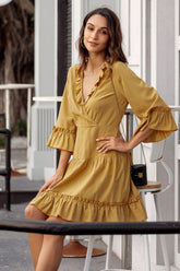 Großes Kleid mit V-Ausschnitt und einfarbigem Muster