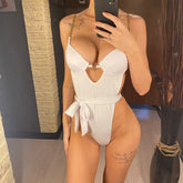 Traje de baño de una pieza con corte alto y aros tipo tanga Emily