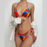 Traje de baño bikini sin espalda y con cuello halter y lazo anudado con estampado en contraste
