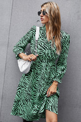 Kleid mit V-Ausschnitt und bedruckter Taille