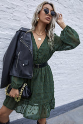 Chiffonkleid mit Rüschen und V-Ausschnitt