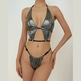 Traje de baño bikini con lazo metálico y cuello halter en contraste