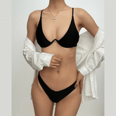 Rückenfreier Bikini mit V-Ausschnitt und Knöpfen