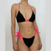 Traje de baño bikini texturizado con lazo en contraste y cuello halter