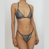 Traje de baño bikini con relleno metálico y lazo tipo halter