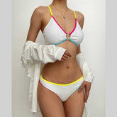 Traje de baño de bikini de tirantes finos con escote en V, espalda descubierta y aro en O, acolchado en contraste
