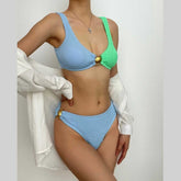 Traje de baño bikini sin mangas con cuello en U y aro en contraste texturizado