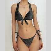 Traje de baño tipo bikini con cuello halter, espalda descubierta y con lazo texturizado