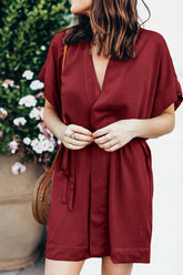 Kurzärmliges Spitzenkleid mit V-Ausschnitt und Knopfleiste