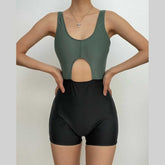 Traje de baño de una pieza sin mangas con cuello en U y hueco en contraste