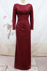 Burgunderrotes, langärmliges, rückenfreies Abendkleid