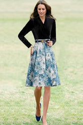 Von Prominenten inspiriertes, florales Samtkleid mit langen Ärmeln