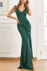 Vestido de noche verde oscuro con escote en V y abertura alta