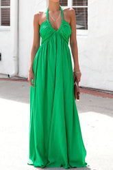 Vestido largo verde con cuello halter, corte A y espalda descubierta