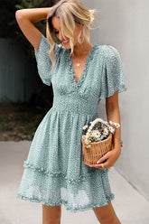 Grünes A-Linien-Kleid mit V-Ausschnitt und kurzen Ärmeln