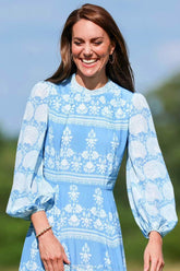 Kate Middleton – Langärmliges Kleid mit blauem Aufdruck