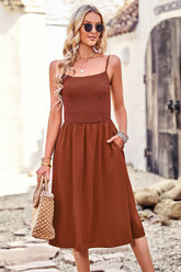 Knielanges braunes A-Linien-Kleid mit Spaghettiträgern