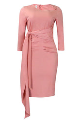 Knielanges, rosafarbenes, figurbetontes Bürokleid