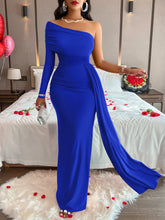 Elegante vestido de noche con cuello oblicuo y pliegues sólidos