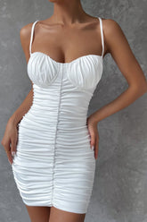 Weißes, plissiertes Neckholderkleid mit V-Ausschnitt