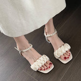 Mujeres con tacones gruesos estilo hada suave