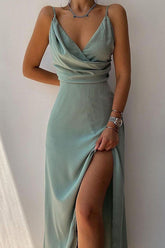 Vestido largo cruzado con escote en V, abertura alta y fruncido