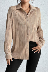 Camisa texturizada con botones y cuello vuelto