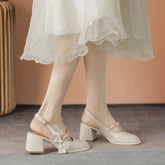 Klobige, flache Pumps mit hohen Absätzen im Vintage-Stil