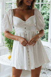 Weißes, rückenfreies, schmales Kleid mit V-Ausschnitt und Bindeband