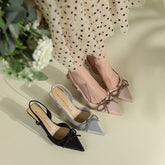 Tacones bajos con punta cerrada y tiras en la espalda alta