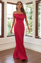 Rotes schulterfreies Ballkleid