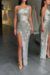 Vestido de noche de fiesta plateado con abertura alta y sin tirantes