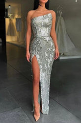 Vestido de noche de fiesta plateado con abertura alta y sin tirantes