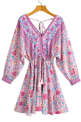 Kurzes, rosa Minikleid mit langen Ärmeln und V-Ausschnitt