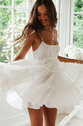 Minivestido de verano con volantes escalonados y cintura imperio - Blanco