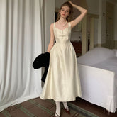 Vestido midi elegante de estilo francés con cintura caída, sin mangas y ribete de botones - Albaricoque