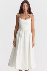 Vestido midi ajustado y acampanado con escote redondo, tirantes finos y bolsillos - Blanco