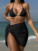 Betty con bikini de tiras arrugadas y halter tipo pareo